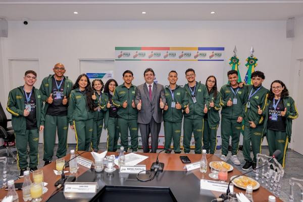 Rafael Fonteles recepciona estudantes que seguem para intercâmbio na Alemanha.(Imagem:Gabriel Paulino)