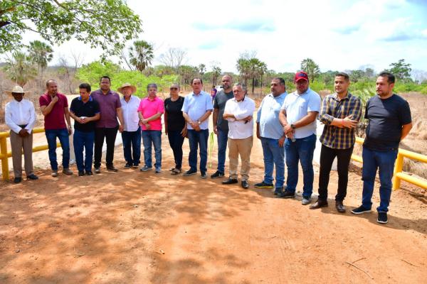  Vereadores de Floriano participam de entrega da ponte que dá acesso à localidade Saco.(Imagem:CMF)