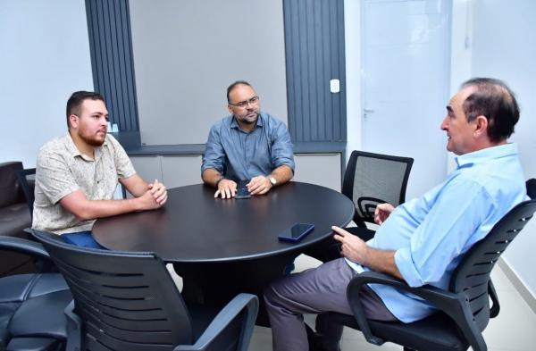 Vereador Joab Curvina e prefeito Antônio Reis discutem obras e programas em reunião.(Imagem:Reprodução/Instagram)