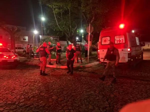 Jovem é morto a golpes de faca em praça pública no Piauí.(Imagem:Piripiri Urgente)