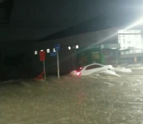 Momento em que o carro da servidora é arrastado pelas águas(Imagem:Reprodução)