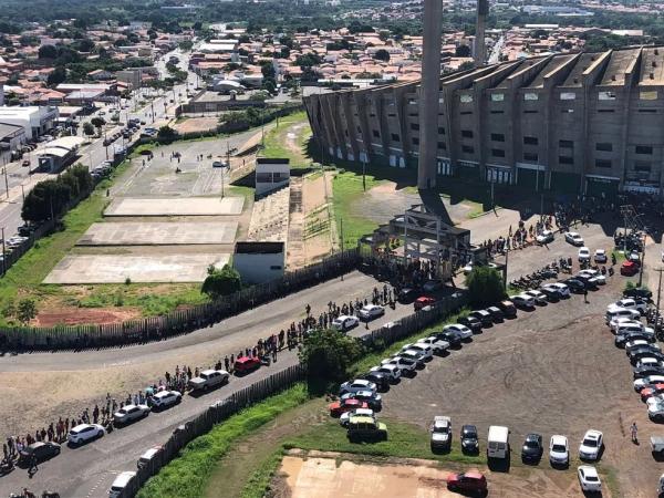 Torcedores chegaram cedo ao estádio Albertão para comprar ingressos do jogo AltosxFlamengo-RJ.(Imagem:Ravi Marques/TV Clube)