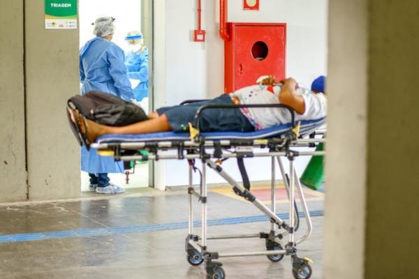 Paciente com Covid-19 aguarda triagem no Hospital de Campanha Estadual, no Ginásio Verdão, em Teresina.(Imagem:Divulgação/Sesapi)