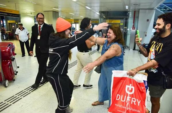Bianca Andrade reencontra a mãe, Mônica, em saguão de desembarque do Aeroporto de Cumbica, em Guarulhos (SP)(Imagem:Leo Franco/AgNews)