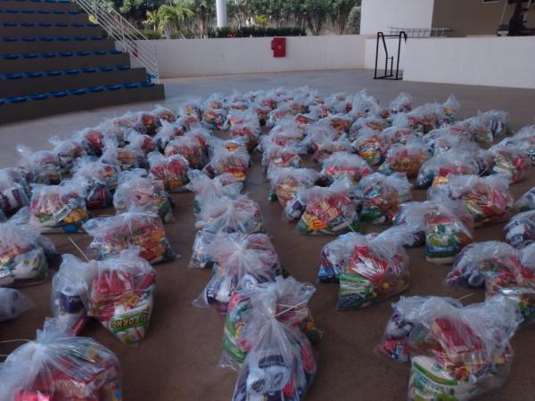 Mesa Brasil Sesc doa 200 cestas de alimentos aos artistas de Floriano.(Imagem:FlorianoNews)