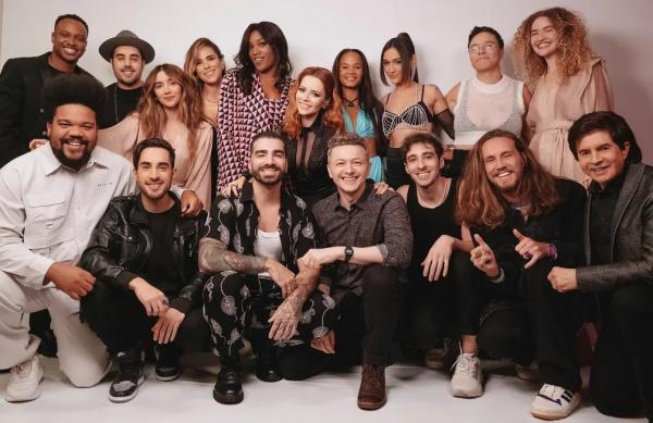 Sandy posa com os artistas reunidos na gravação ao vivo do álbum 