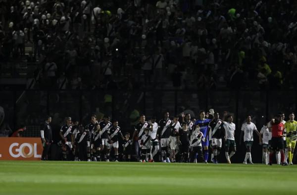  Trocida saudou jogadores do Vasco com balões brancos.(Imagem:Alexandre Cassiano)