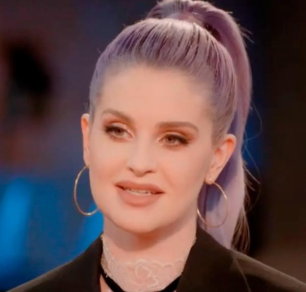 Visitinha da cegonha! Kelly Osbourne deu à luz primeiro filho com o maridão, Sid Wilson, da banda Spliknot. A notícia foi dada durante o programa The Talk pela própria mãe da atriz(Imagem:Reprodução)