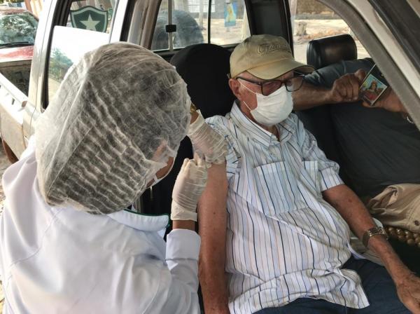 Sr. Antônio Luís, de 94 anos, comemorou a chegada da vacina em Parnaíba, no Litoral piauiense.(Imagem:Tiago Mendes/TV Clube)