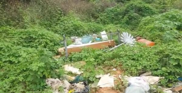 Descarte de caixão e entulhos funerários assusta moradores de localidade rural de Floriano(Imagem:Divulgação)