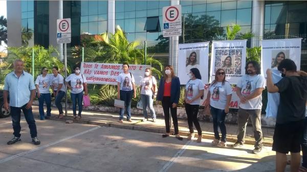  Família da enfermeira Vanessa Carvalho protesta em frente ao Fórum Criminal de Teresina.(Imagem:Reprodução Pessoal )