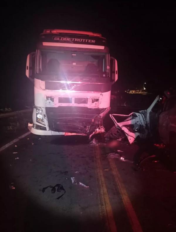  Homem e criança morrem em colisão frontal entre carro e caminhão na BR-135 em Monte Alegre do Piauí.(Imagem:Polícia Militar )