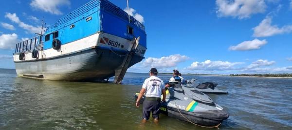 Embarcação com cigarros contrabandeados é apreendida após encalhar entre o litoral do PI e CE.(Imagem:Reprodução)