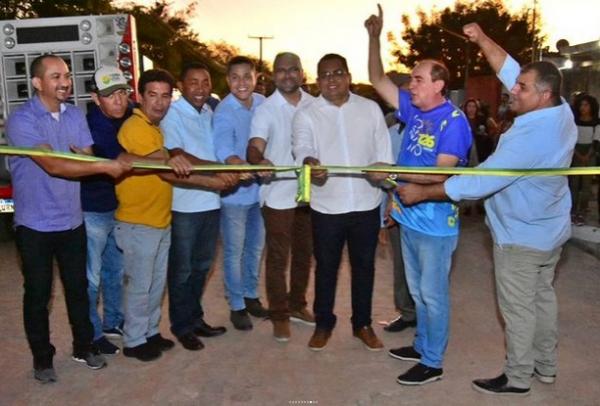 Vereadores participam de entrega das obras de pavimentação poliédrica no bairro São Cristóvão.(Imagem:CMF)