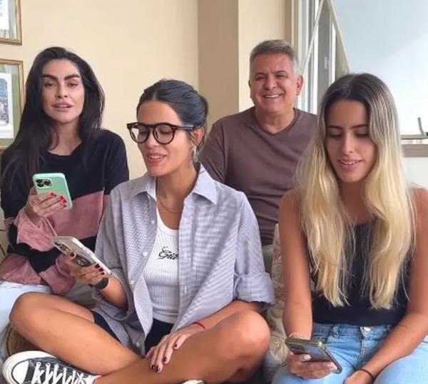 Cleo, as irmãs Antonia e Ana e o pai Orlando Morais cantam juntos profissionalmente.(Imagem:Reprodução/Instagram)