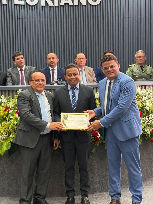 Dr. Francisco Costa celebra homenagem recebida na C&acirc;mara Municipal de Floriano.(Imagem:Reprodu&ccedil;&atilde;o/Instagram)