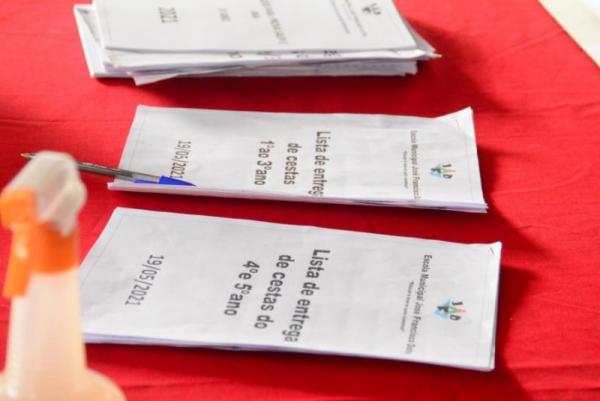 Alunos da rede municipal recebem kits de merenda escolar em Floriano.(Imagem:Secom)