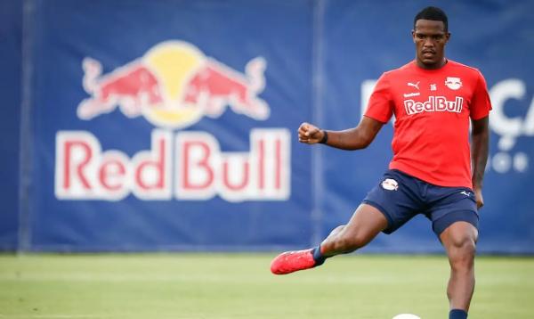 Zagueiro do Bragantino tamb&eacute;m ter&aacute; que pagar uma multa de R$ 30 mil.(Imagem:ARI FERREIRA/RED BULL BRAGANTINO/DIREITOS RESERVAD)