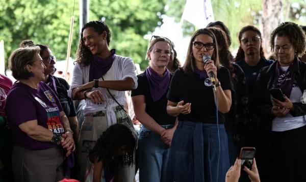 Ministras e a primeira-dama, Janja Lula da Silva, durante ato do Levante Mulheres Vivas, na área central de Brasília, para denunciar o feminicídio e todas as formas de violência co(Imagem:Marcelo Camargo/Agência Brasil)
