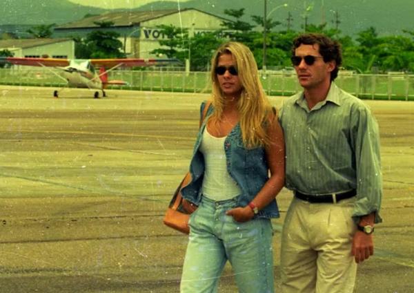 Adriane Galisteu e Ayrton Senna no Aeroporto de Jacarepaguá, em dezembro de 1993.(Imagem:Ari Lago/Agência O GLOBO)