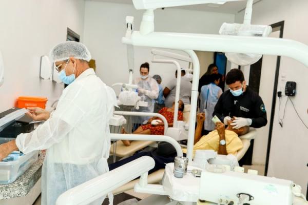 Prefeitura de Floriano entrega 100 pr&oacute;teses dent&aacute;rias e transforma sorrisos no 3&ordm; Mutir&atilde;o de Sa&uacute;de Bucal.(Imagem:Secom)