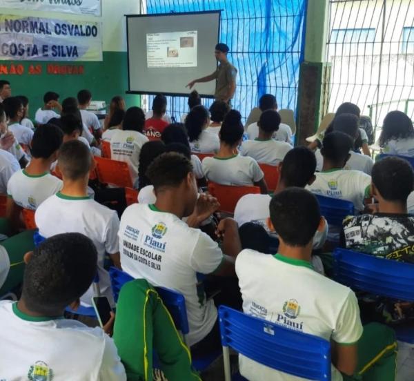 Polícia Militar de Floriano ministra palestra sobre drogas na Escola Normal Osvaldo da Costa e Silva.(Imagem:Reprodução/Instagram )