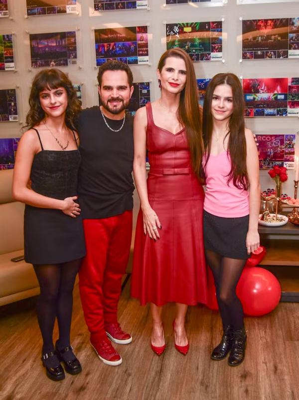 Luciano Camargo e Flávia Camargo com as gêmeas, Isabella e Helena.(Imagem: Edu Araujo Agnews)