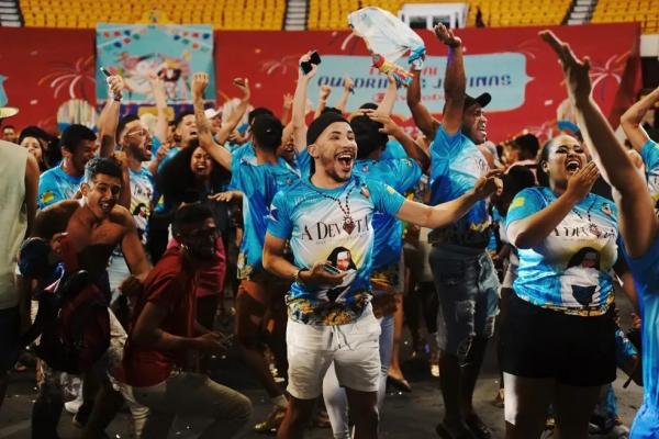  Integrantes da quadrilha junina Luar do São João, do Piauí, comemoram vitória no festival.(Imagem:Brenda Alcântara/Divulgação )