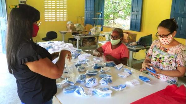 Costureiras confeccionam máscaras e distribuem para os profissionais de saúde e famílias da comunidade.(Imagem:Reprodução/TV Clube)