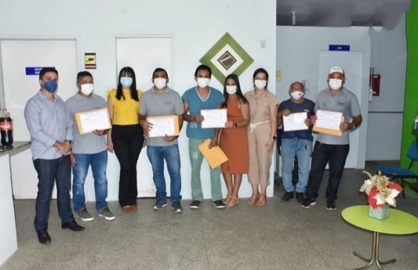 Motoristas do Hospital Regional Tibério Nunes recebem certificado(Imagem:Reprodução)