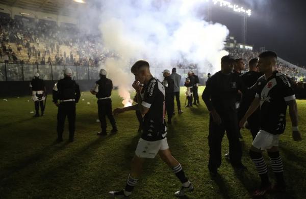 Orellano deixa o campo em meio a gás lacrimogêneo: derrota do Vasco terminou com cenas de guerra.(Imagem:Alexandre Cassiano)