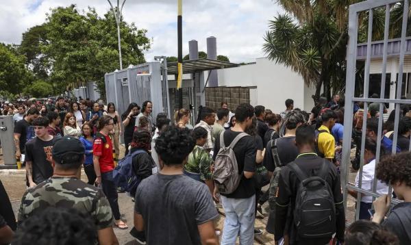 Candidatos chegam ao local de provas para o primeiro dia do ENEM 2024.(Imagem:Marcelo Camargo/Agência Brasil)