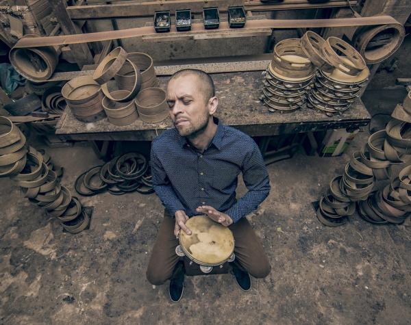 Percussionista Tulio Araujo põe o toque do pandeiro em tema de Duke Ellington(Imagem:Reprodução)