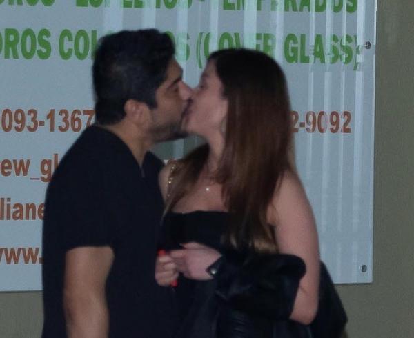 Maria Melilo troca beijos com novo affair: 