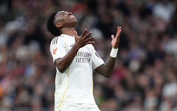 Arbeloa apoia Vini ap&oacute;s vaias no Bernab&eacute;u e lembra: 