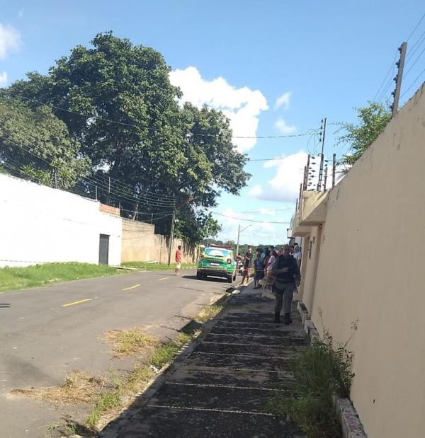 Testemunhas informaram aos policiais que três homens desceram do veículo e o balearam várias vezes, e fugiram em seguida. João Paulo faleceu ainda no local, antes de ser socorrido(Imagem:Reprodução)