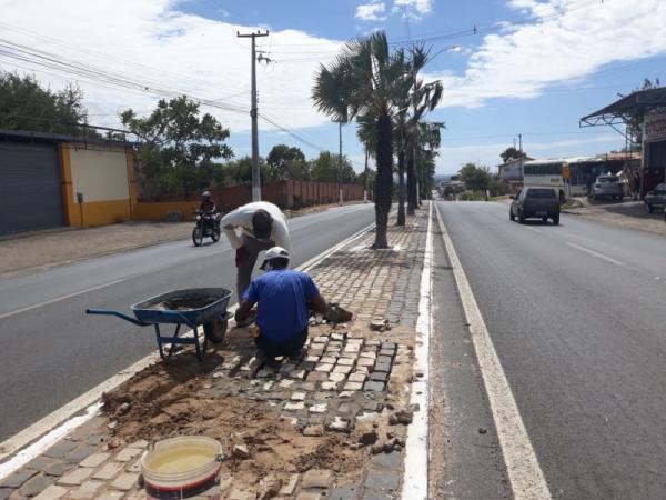 Equipes seguem na recuperação de calçamento e implantação de novo asfalto em Floriano.(Imagem:Secom)