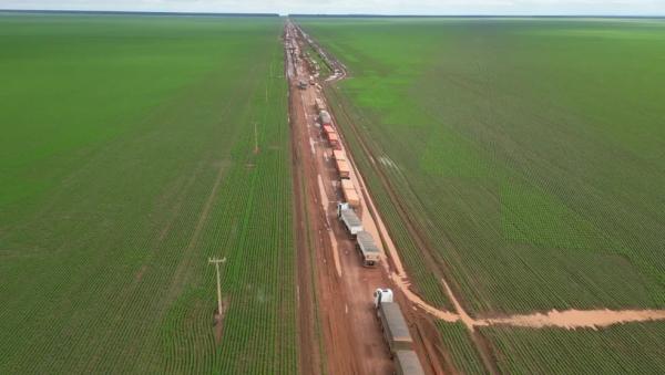  Caminhões parados na PI-392 no Sul do Piauí.(Imagem:Neto Fotografia )