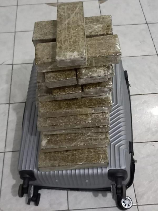 Mulher é detida com 33 tabletes de maconha em mala no Terminal Rodoviário de Floriano(Imagem:Divulgação/PM)