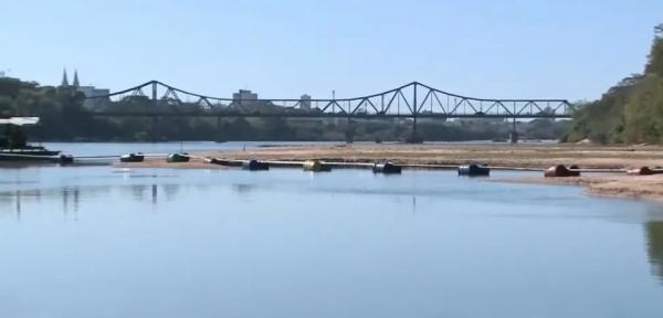 Pessoas estavam se divertindo sob a ponte Metálica; uma das vítimas foi encontrada em banco de areia, a dezenas de metros da ponte.(Imagem:TV Clube)