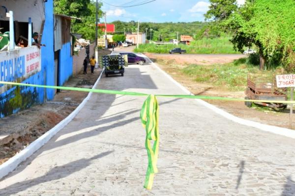 Prefeitura de Floriano entrega calçamento em importante via de acesso no bairro Cancela.(Imagem:Secom)