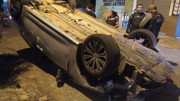 Motorista capota carro após atropelar duas pessoas(Imagem:Reprodução)