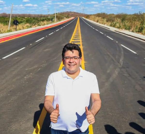 Governador Rafael Fonteles em trecho onde ciclofaixa foi refeita para entrega de rodovia no PI.(Imagem: Divulgação/CCOM)