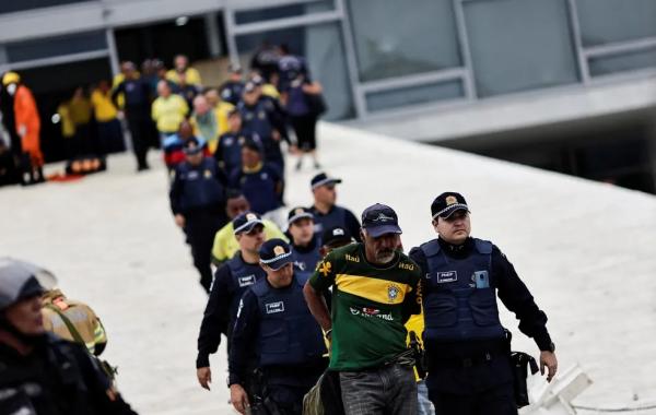  Bolsonaristas terroristas são presos e retirados do Palácio do Planalto.(Imagem: Ueslei Marcelino/Reuters )