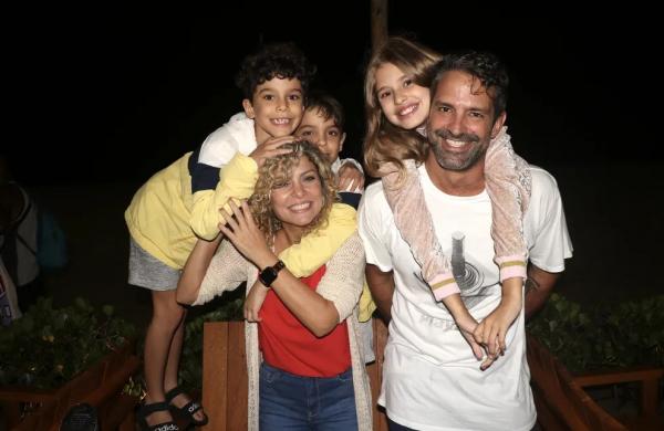 Barbara Borges e Iran Malfitano saem com os filhos.(Imagem:Rogério Fidalgo/AgNews)