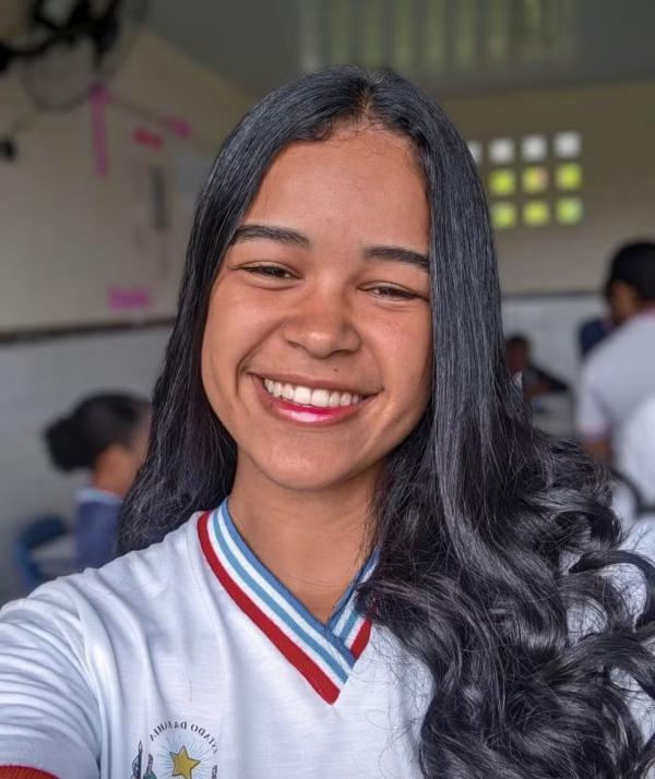 Aclécia Silva dos Santos, cantora gospel de 18 anos que morreu após acidente no sul da Bahia.(Imagem:Reprodução/Redes Sociais)