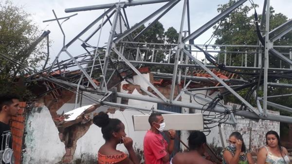 Torre destruiu duas casas na cidade de Palmeirais, no Norte do Piauí.(Imagem:Divulgação /PM-PI)