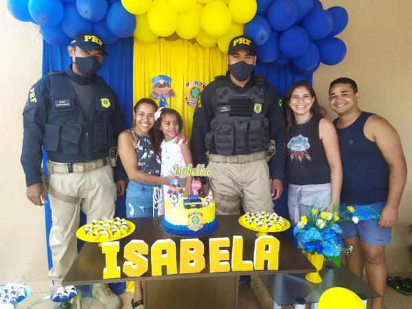 Menina de 5 anos que sonha em ser da PRF ganha festa temática e surpresa de policiais.(Imagem:Divulgação/PRF)