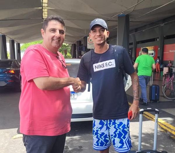 Márcio Ferreira, diretor do Altos, recebe lateral-direito Luís Guilherme(Imagem:Divulgação)