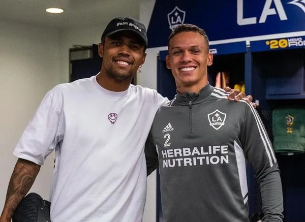 Douglas Costa tira foto com Calegari, que defendeu o LA Galaxy em 2023(Imagem: Divulgação/LA Galaxy)